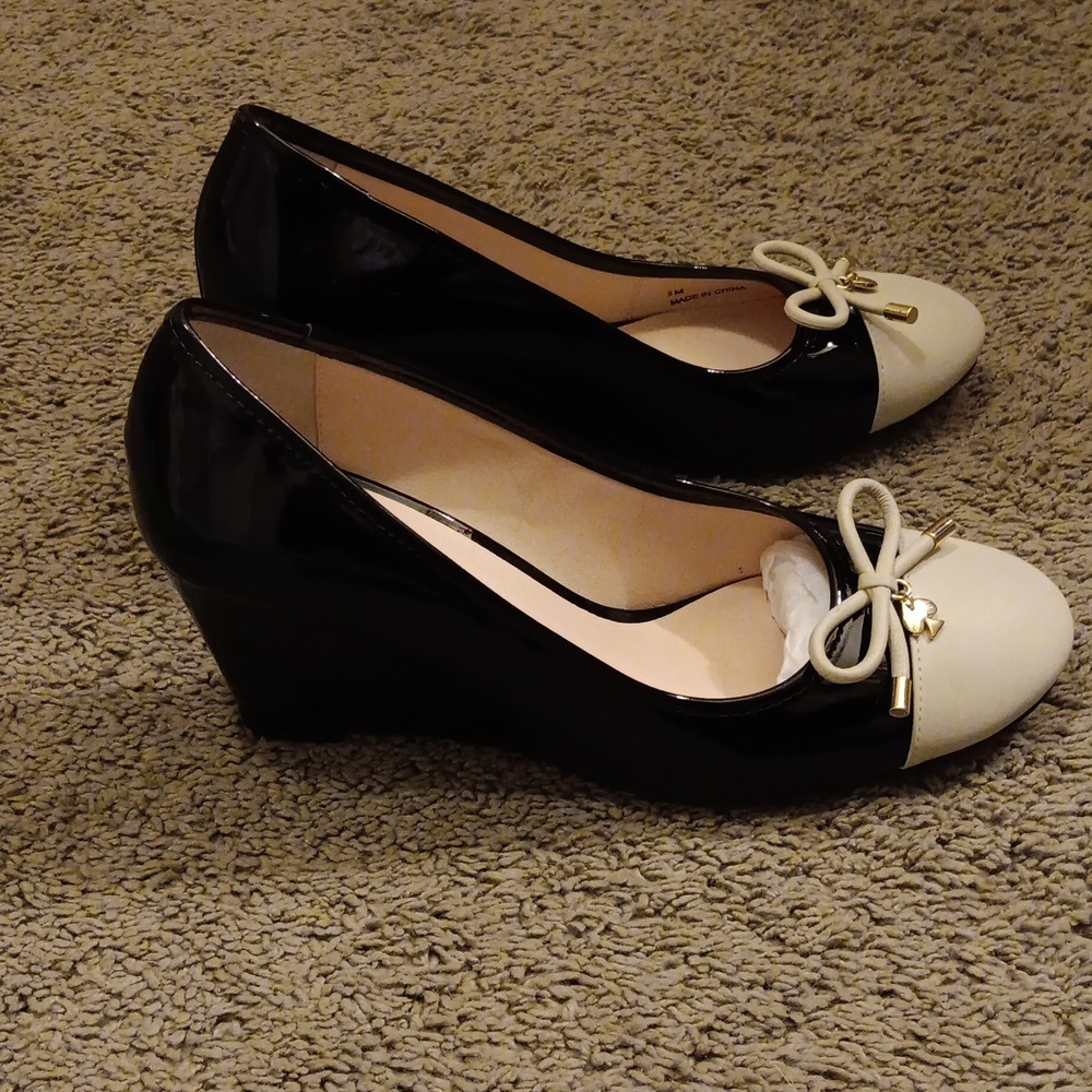 Kate Spade Kacey black patent/cream nappa cap toe wedge pump, 9